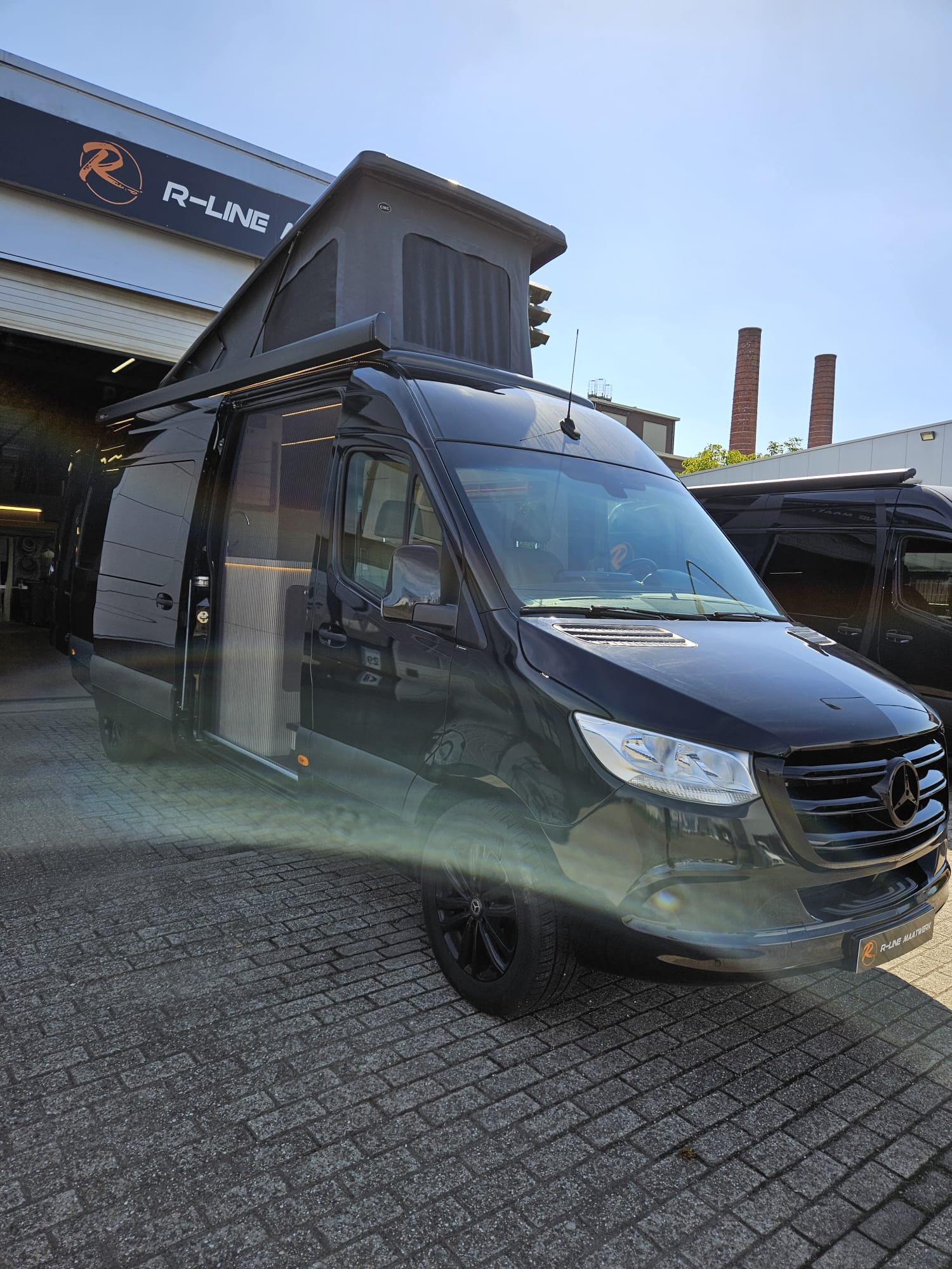 Sprinter camper met hefdak bij R-Line werkplaats