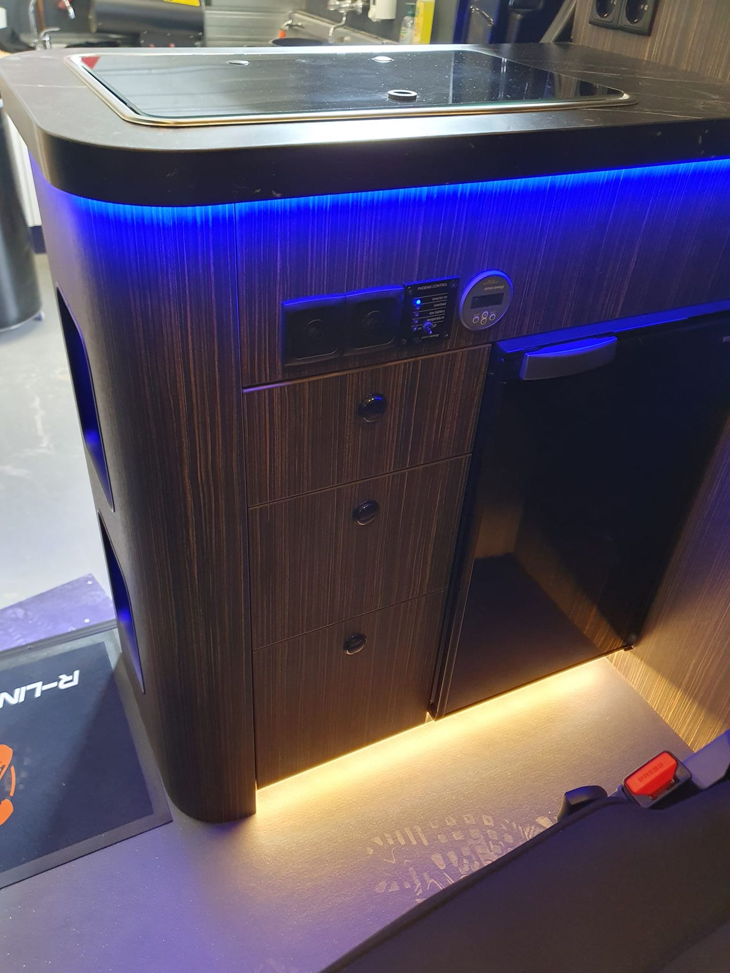 Keukenblok met sfeervolle blauwe LED-verlichting