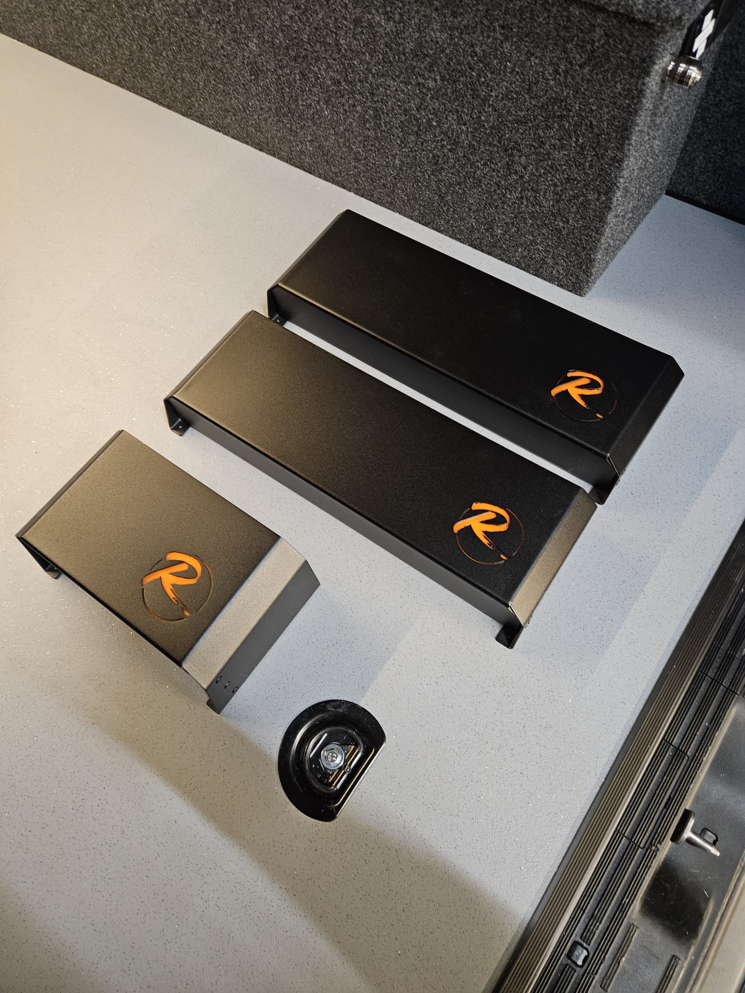 R-Line branded opbergboxen met logo