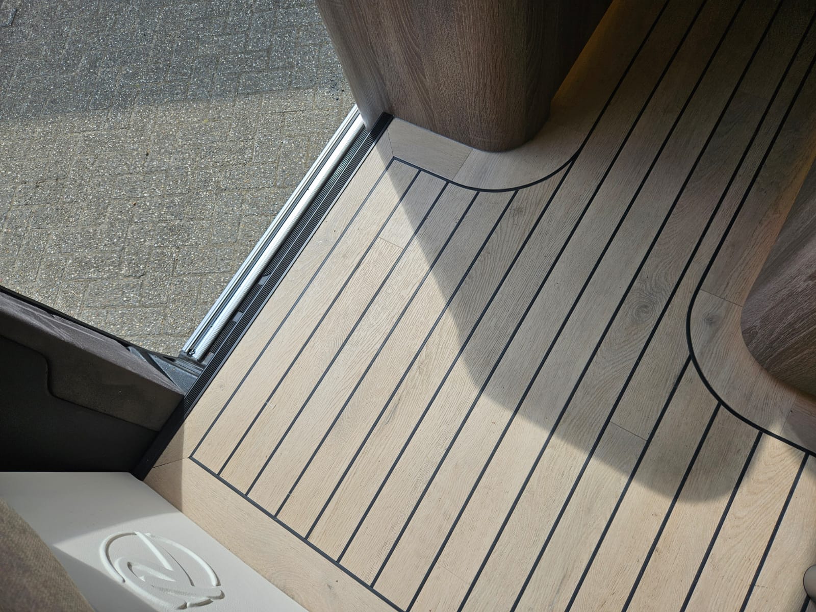Teakdeck-Bodendetail im individuellen Camper