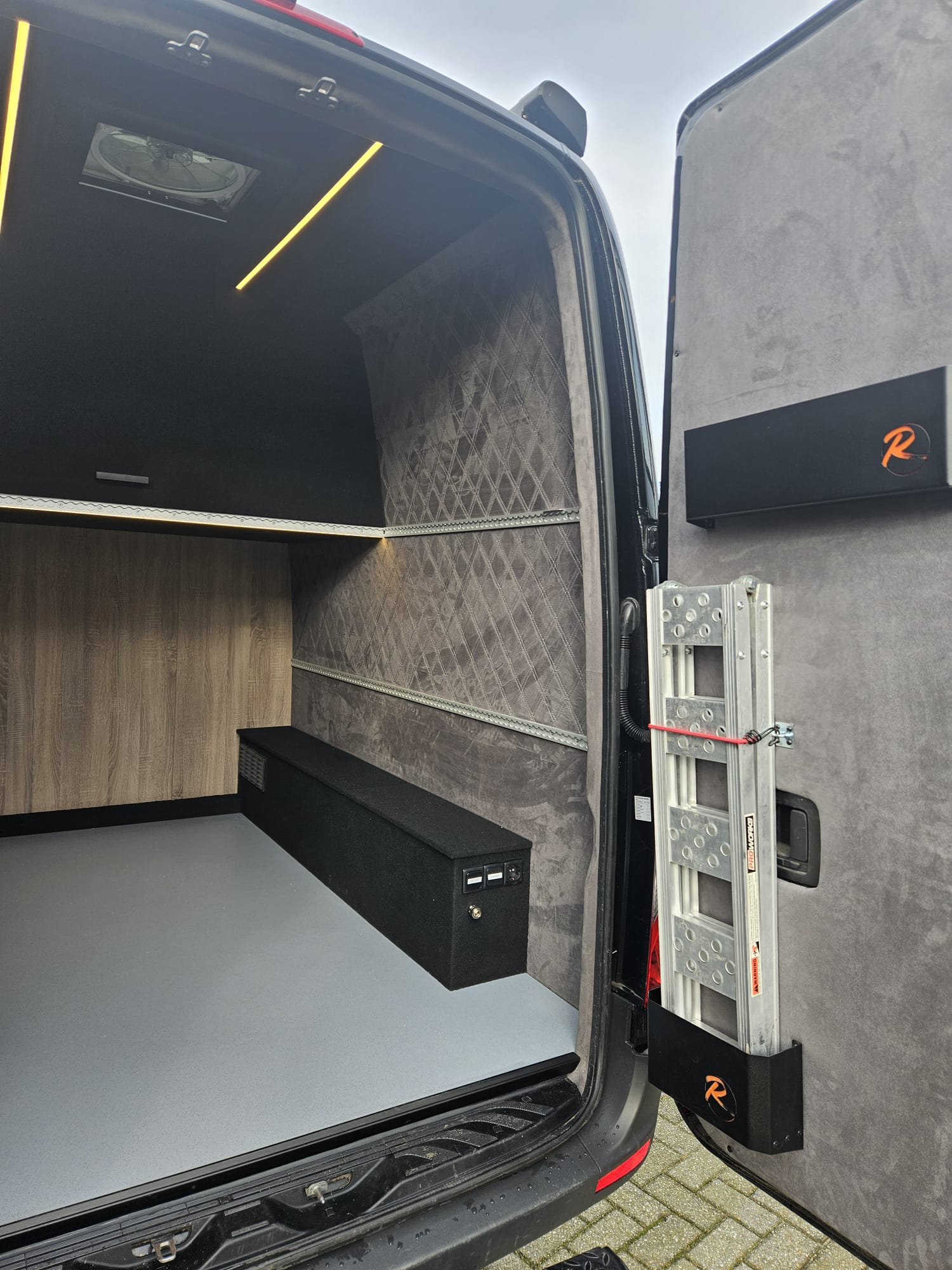 Cleveres Aufbewahrungssystem mit Leiter im Camper-Laderaum