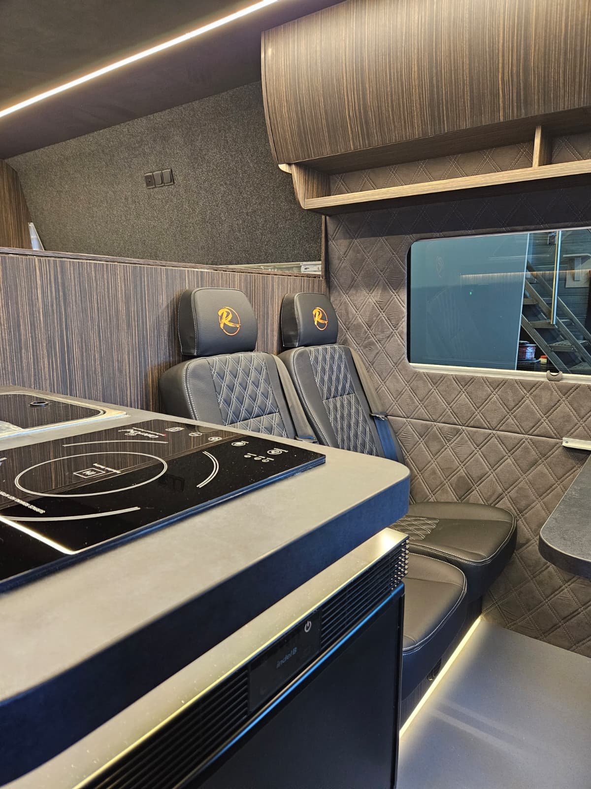 Luxe zithoek interieur met geintegreerde kookplaat